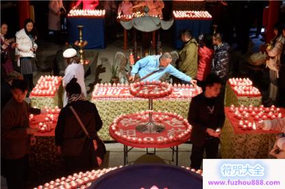 榕台民众在福州三坊七巷天后宫燃灯共同祈福2026