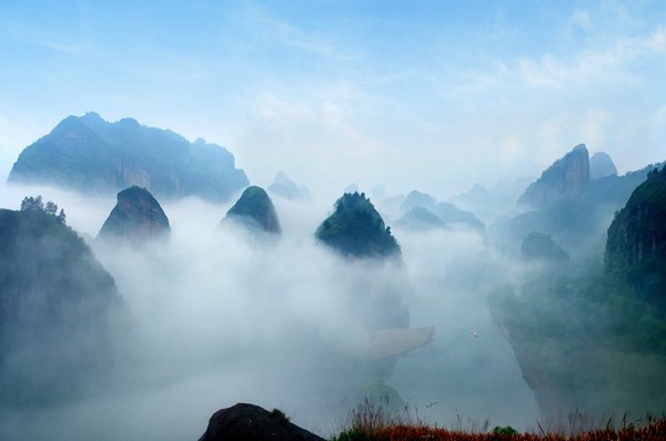 龙虎山云雾缭绕如海市蜃楼