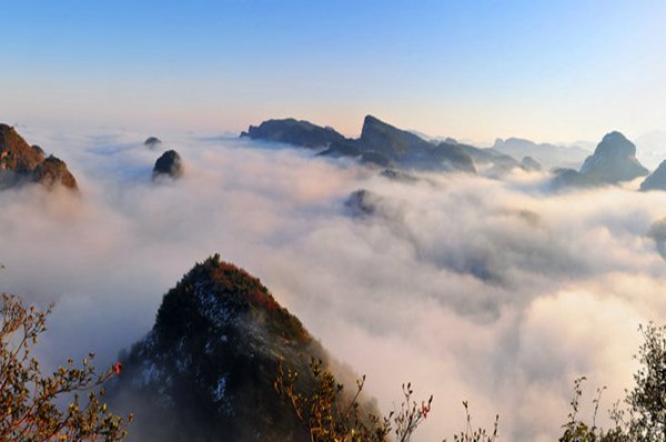 龙虎山云雾缭绕如海市蜃楼