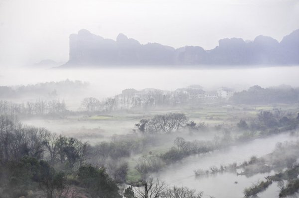 龙虎山云雾缭绕如海市蜃楼