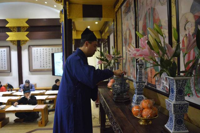 上海城隍庙举办“写经”活动