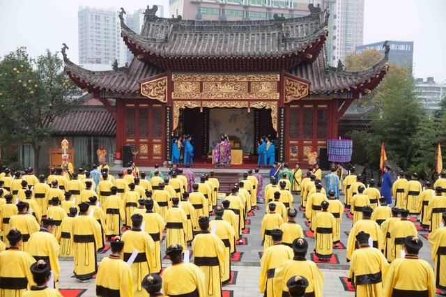 方丈登坛，非拜台也，实拜座也