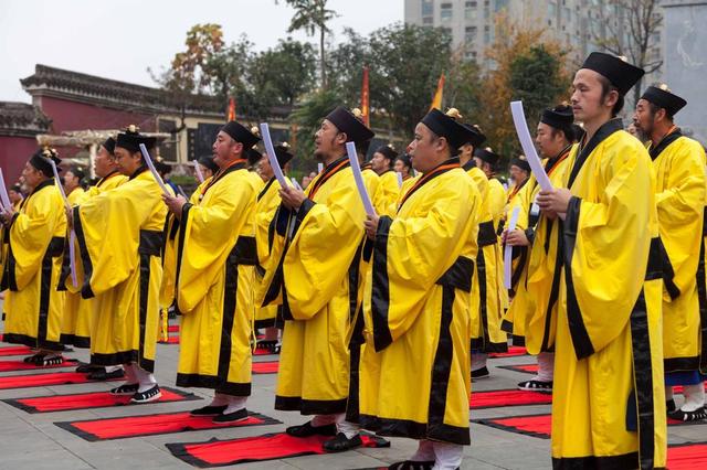 拜台后，方丈方可说戒度人