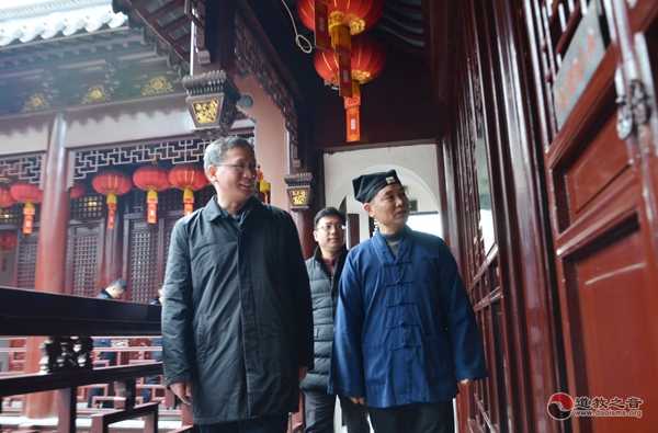 黄浦区委常委、政法委书记吕南停检查上海白云观春节消防安全工作