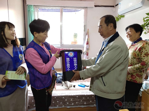上海城隍庙慈爱功德会为社区老人家庭生活垃圾分类尽心助力