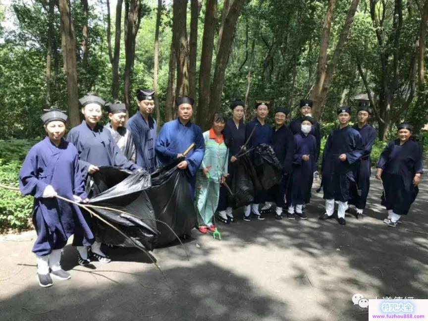 武汉大道观举行“学雷锋迎军运·爱东湖护东湖”活动