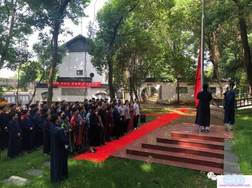 武汉大道观举行“学雷锋迎军运·爱东湖护东湖”活动