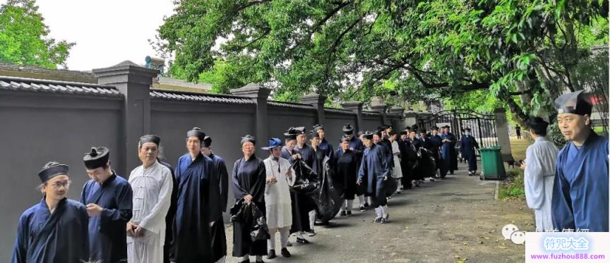 武汉大道观举行“学雷锋迎军运·爱东湖护东湖”活动