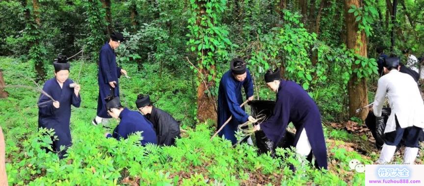 武汉大道观举行“学雷锋迎军运·爱东湖护东湖”活动