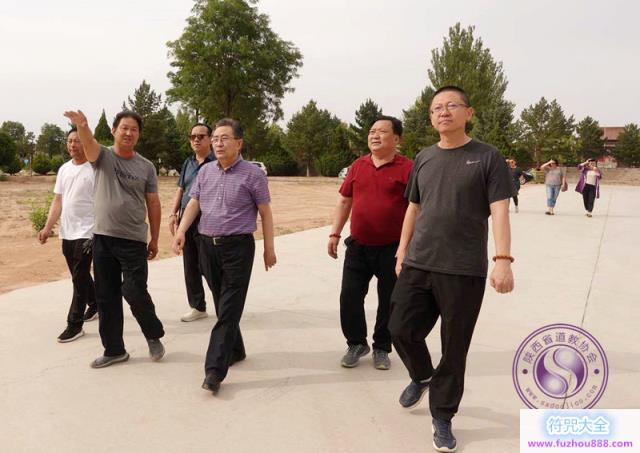 陕西省榆林市民宗局局长李长瑞检查卧云山道观防疫绿化工作