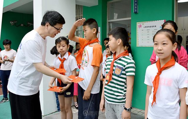 上海城隍庙慈爱功德会与小学师生共庆“六一”
