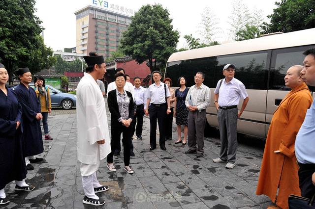 上海市政协副主席方惠萍一行考察武汉长春观