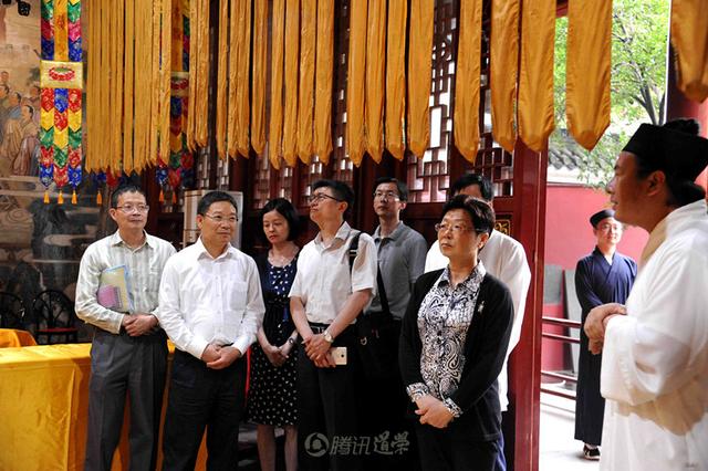 上海市政协副主席方惠萍一行考察武汉长春观