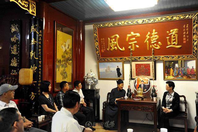 上海市政协副主席方惠萍一行考察武汉长春观