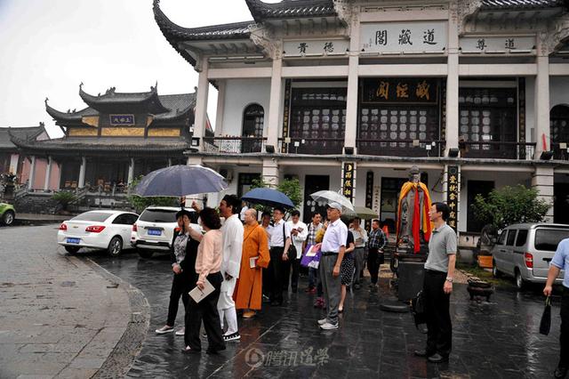 上海市政协副主席方惠萍一行考察武汉长春观