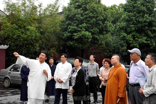 上海市政协副主席方惠萍一行考察武汉长春观