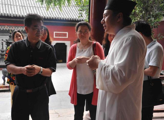 广州民族宗教事务局副巡视员牛茂辉到武汉长春观考察调研