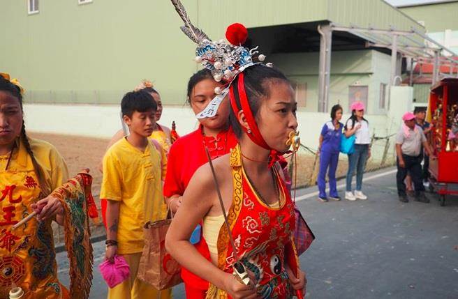 专访：从恶灵附身到神明代言人，20岁少女抱决心踏上乩童之路