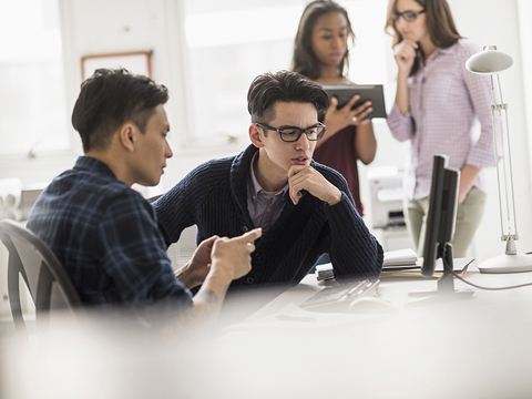 哪些生肖组合能够在2026年中取得事业成功