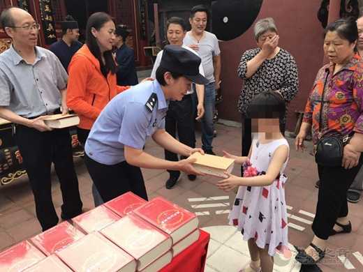 济南吕祖庙捐资助学关爱社区儿童