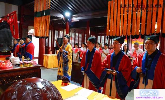 南通市城隍庙举行“升国旗、祈平安”祈愿法会