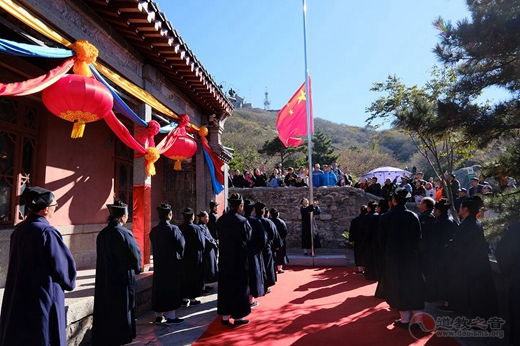 泰山碧霞祠隆重举行升国旗仪式暨祈祷国泰民安大法会