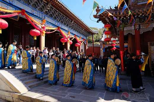 泰山碧霞祠隆重举行升国旗仪式暨祈祷国泰民安大法会