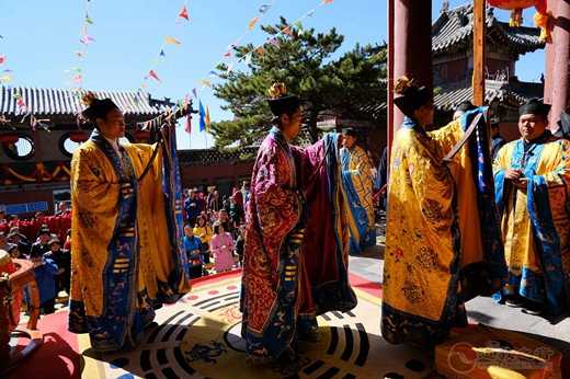 泰山碧霞祠隆重举行升国旗仪式暨祈祷国泰民安大法会