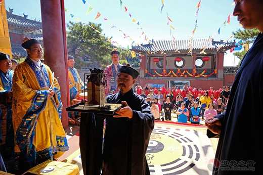 泰山碧霞祠隆重举行升国旗仪式暨祈祷国泰民安大法会