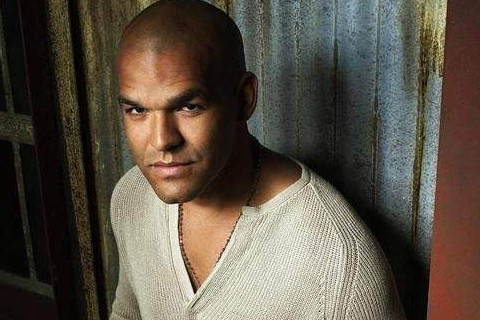 什么八字的男人感情曲折