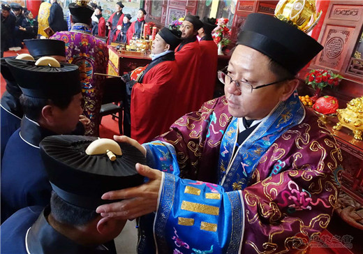 陕西榆林市道协榆阳区道协在黑龙潭道观举行冠巾仪式