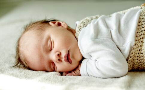 支招：怎么给新生儿换尿布