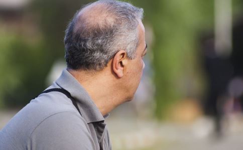 白叟穿平底鞋为何脚疼？