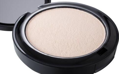 蓝色妆容大解密 做个诱人“蓝精灵”