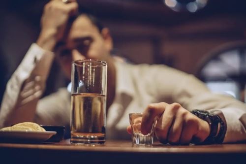 喜爱喝酒买醉的男人面相