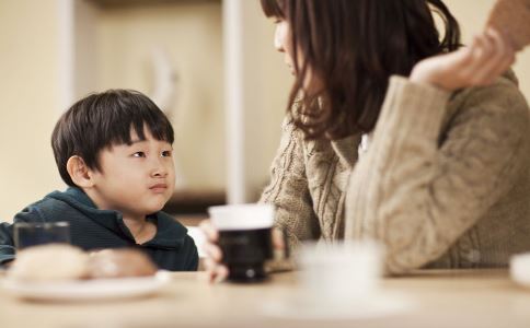 韩寒抱着韩小野嬉戏