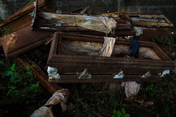梦见死人从棺材里掉出来什么意思 梦见死人从棺材里掉出来预示什么
