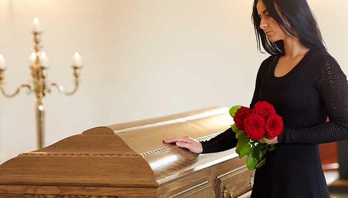 梦见自己帮助抬棺材什么意思 梦见自己帮助抬棺材好不好