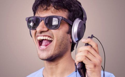 当心常常掏耳朵引发中耳炎