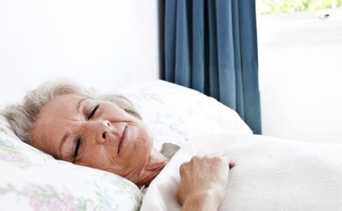 白叟爬山要力所能及