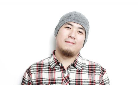 抱着宝宝看电视好吗