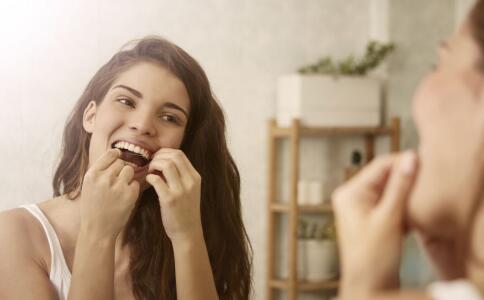 淡黄色才是健康牙齿的色彩