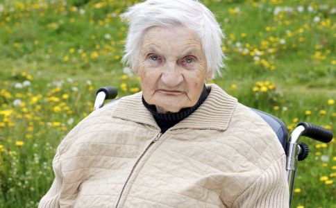 白叟常用醋泡脚进步睡觉质量