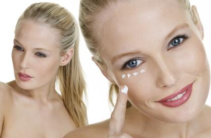 秋季护唇的三个办法