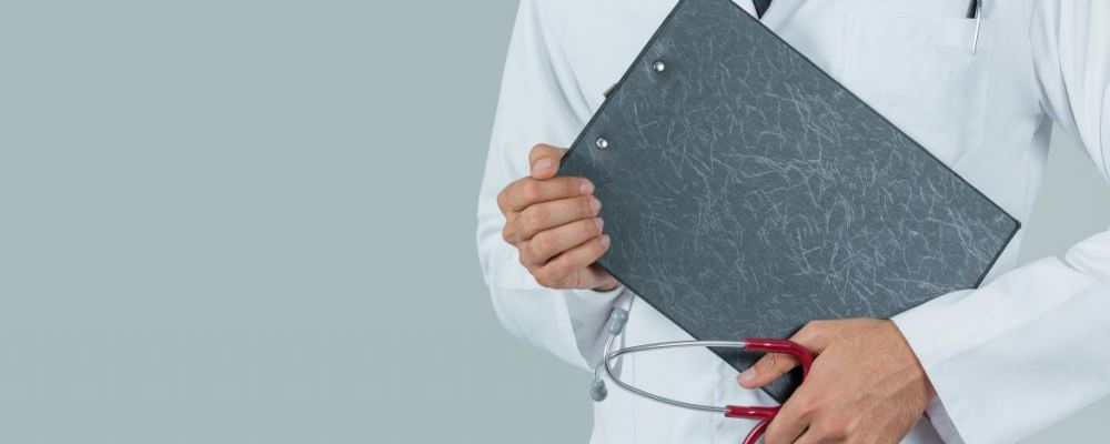 小孩哥抓蛇带到校园当宠物 普通人假如被蛇咬怎么办