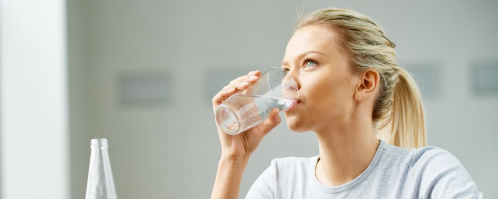 白开水的优点有哪些 白开水喝多了有什么损害