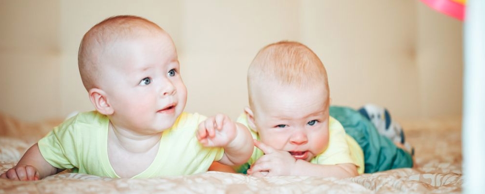 宝宝几个月会来回翻滚