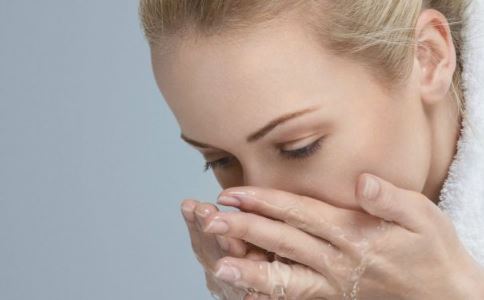 乳房保养小常识 教你怎么防备胸部下垂