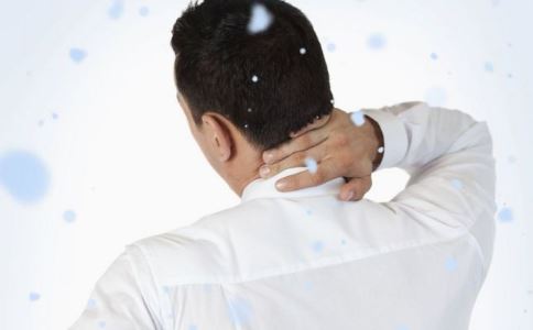 长时间垂头玩“平板”八岁孩子患颈椎病