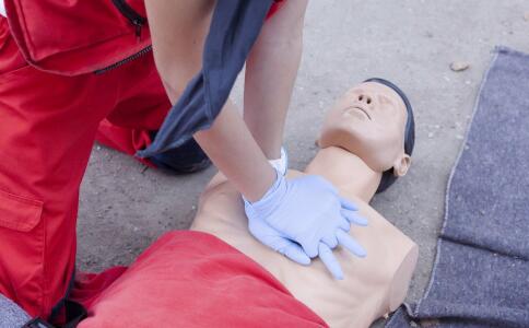 常见中风有哪些体现，怎么急救